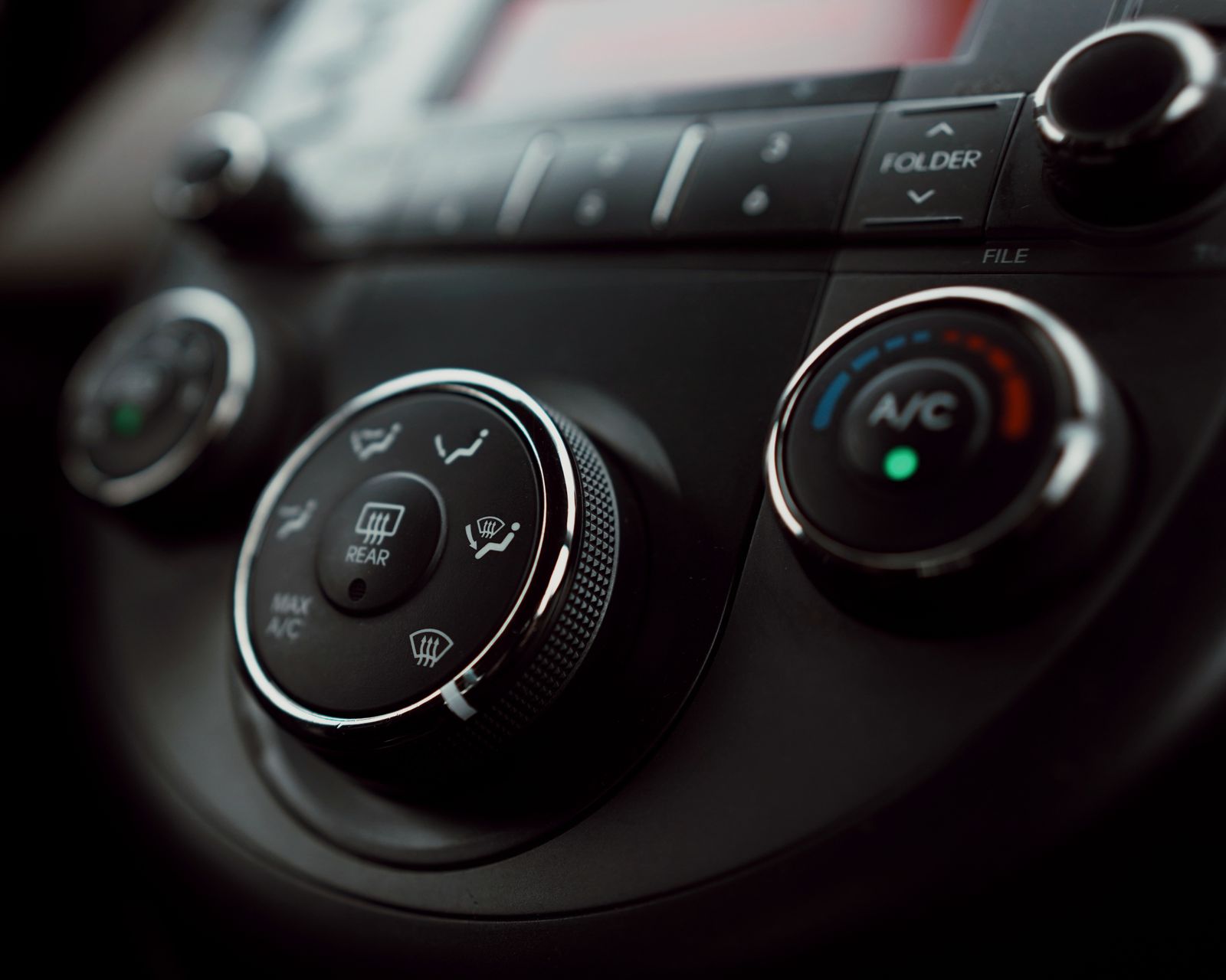 Close-up van airco-bedieningsknoppen op een dashboard