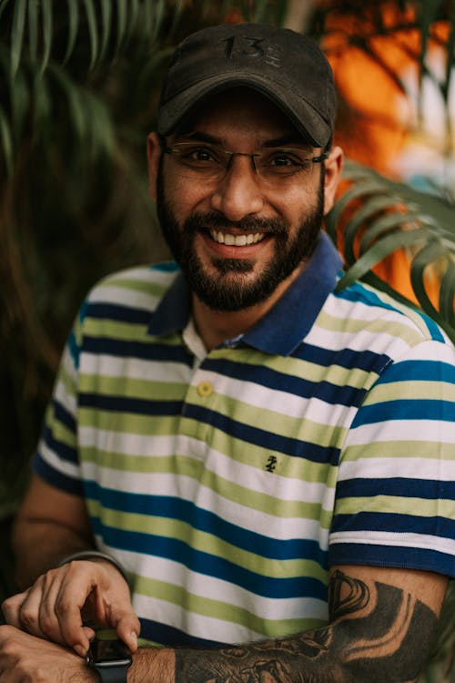 Foto profissional grátis de boné, camisa listrada, de boa aparência