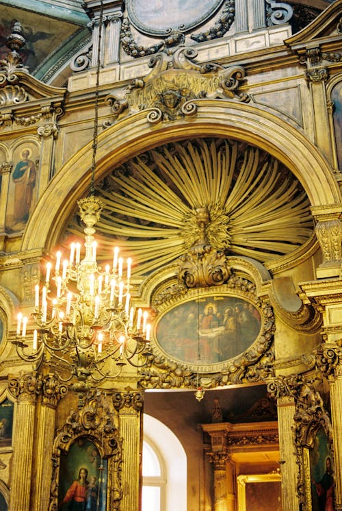 ロシア、サンクトペテルブルクの聖アンドリュー大聖堂の金の祭壇