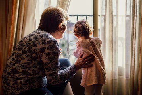 Základová fotografie zdarma na téma babička, dítě, dívání