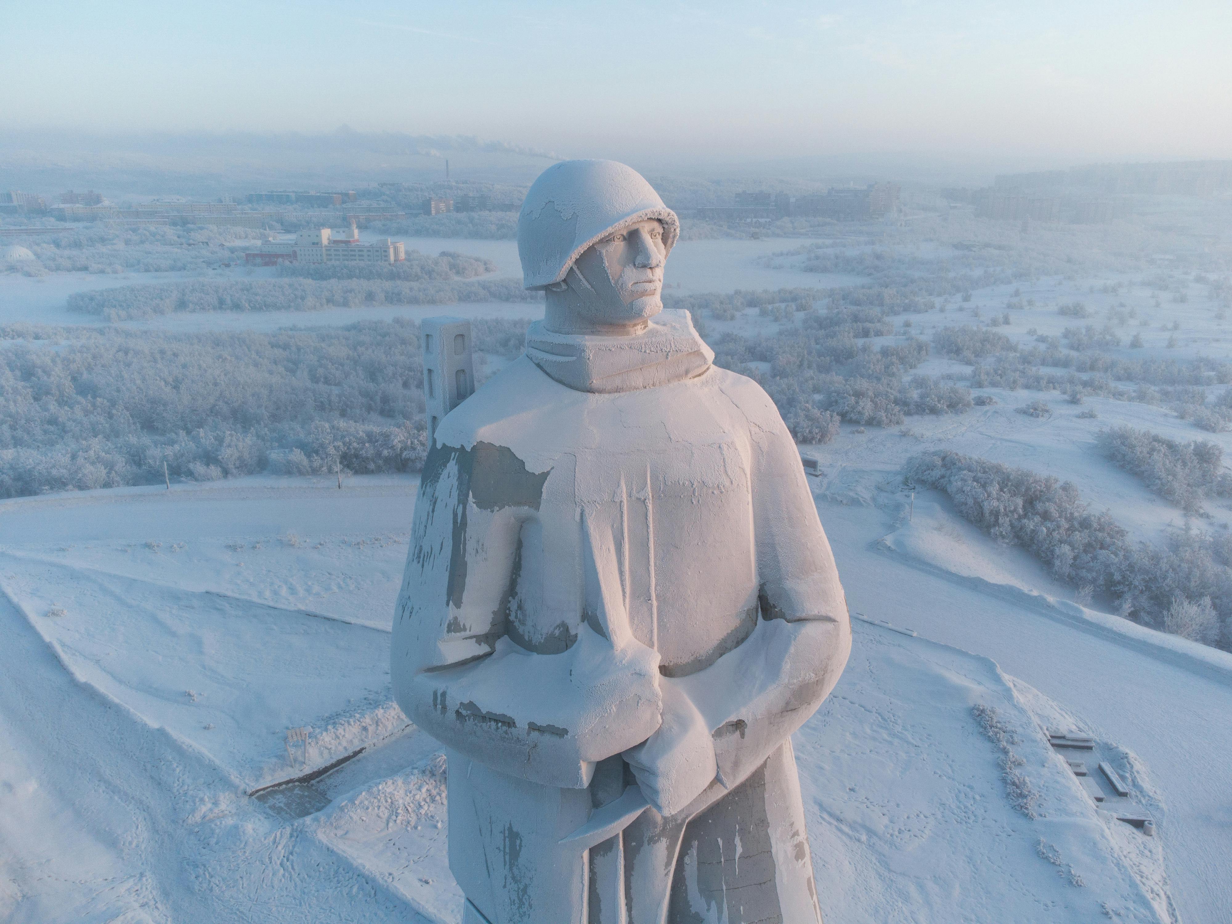 Statue of A Soldier in Winter Scenery · Free Stock Photo