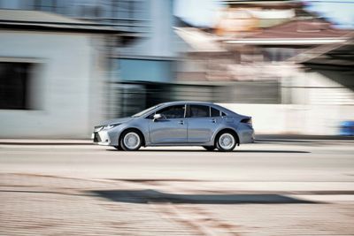 Grey saloon car moving along a city street — photo by Abdulvahap Demir on Pexels