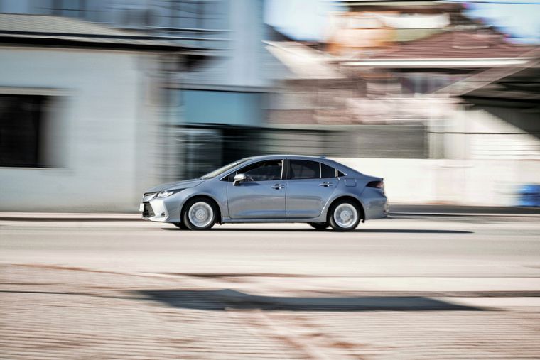 Grey saloon car on a city street — photo by Abdulvahap Demir on Pexels