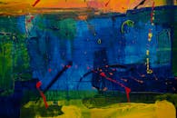 这幅大胆的抽象绘画以充满活力的蓝色和动态的泼溅为特色