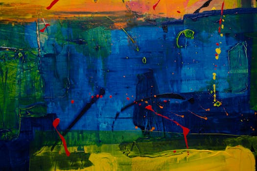 这幅大胆的抽象绘画以充满活力的蓝色和动态的泼溅为特色