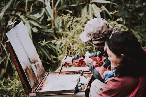 Duas Pessoas Pintando Obras De Arte