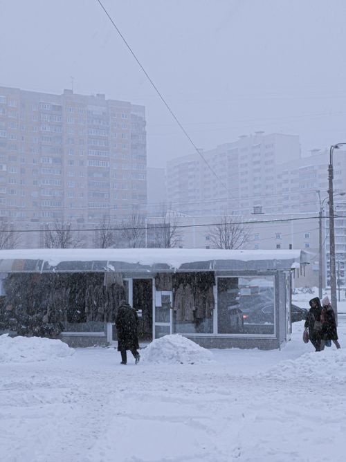 Free Snow-covered urban scene in Saint Petersburg with people walking in winter. Stock Photo