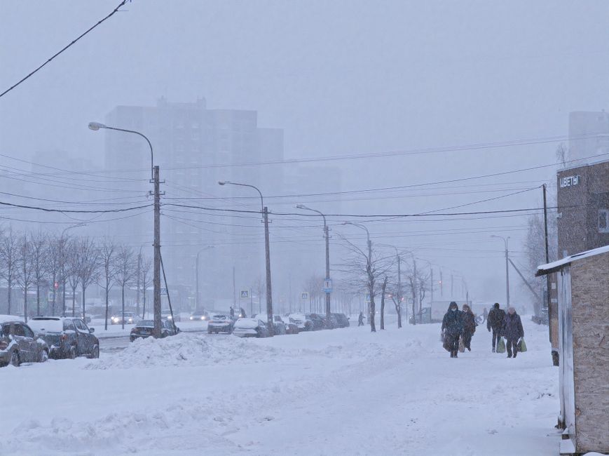 Personas caminando bajo la nieve en San Petersburgo, Rusia