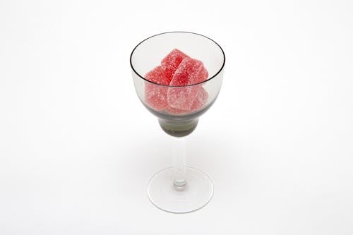 Kostenlos Rote Gummis In Klarem Weinglas Stock-Foto