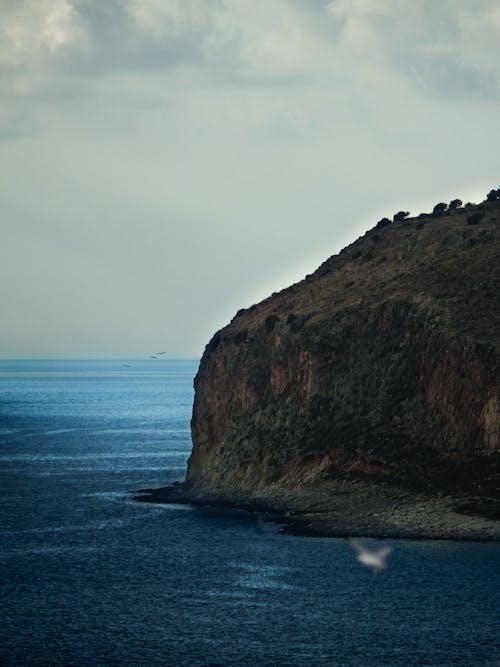 dağ, deniz, deniz kıyısı içeren Ücretsiz stok fotoğraf