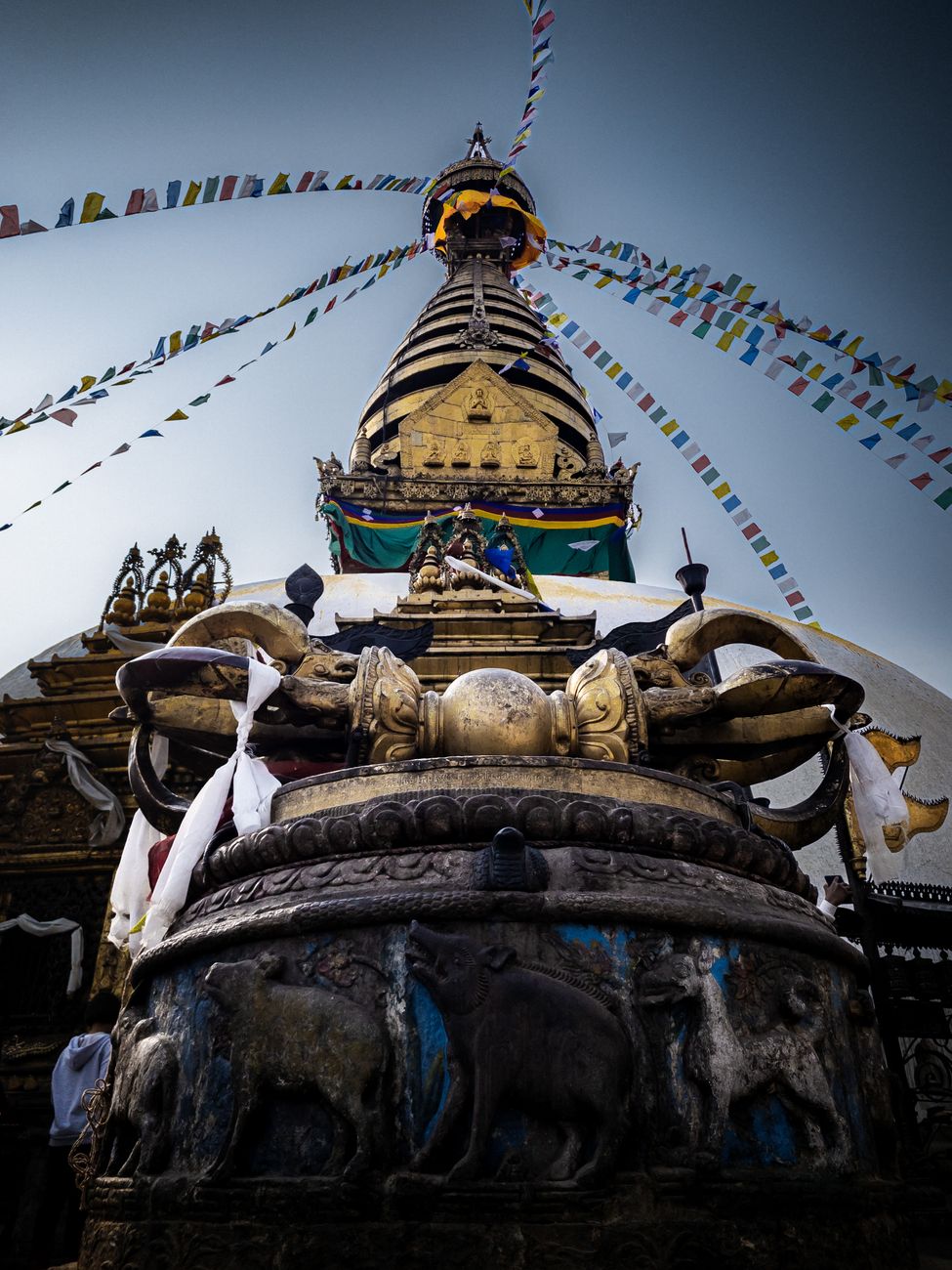 Katmandu e Cina portano a 1.225 il numero dei morti
