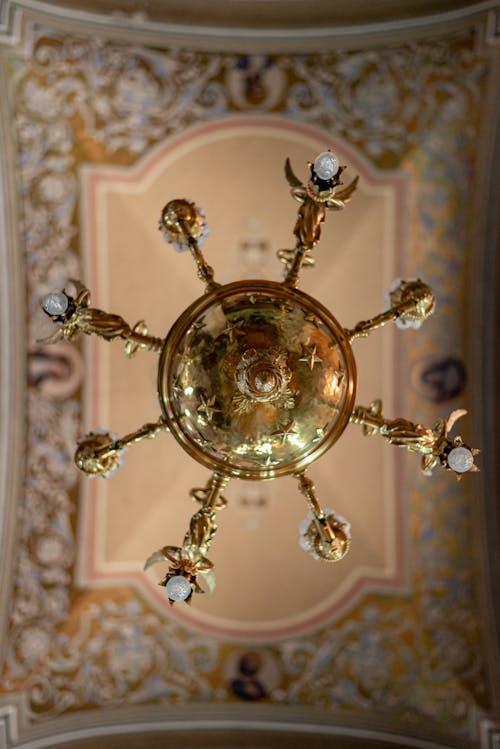 Foto profissional grátis de candelabro, capela, diretamente abaixo