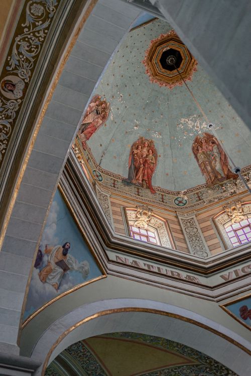 Free Explore this beautifully decorated church interior featuring a detailed painted dome with religious artwork. Stock Photo