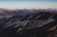 黎明时分，山脉的全景投下长长的阴影