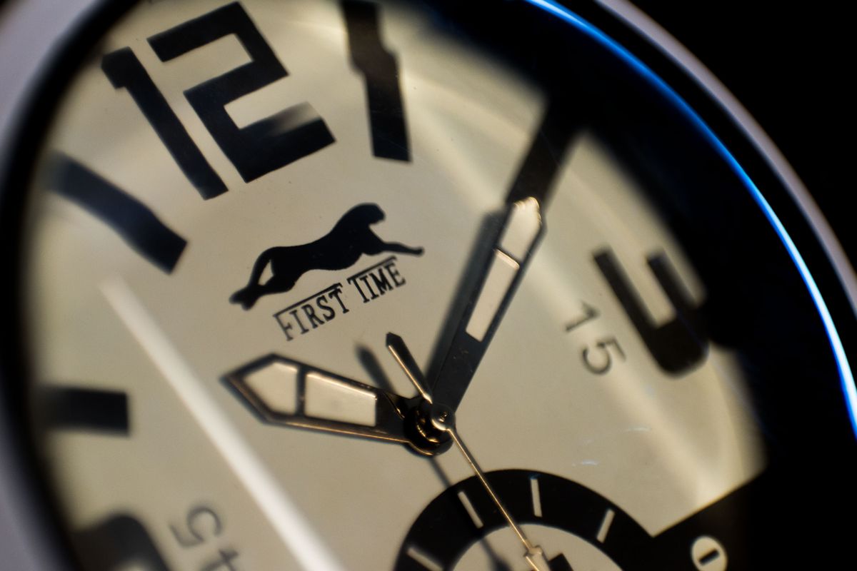 Primer plano de la esfera de un reloj mostrando las agujas horaria y de minutos