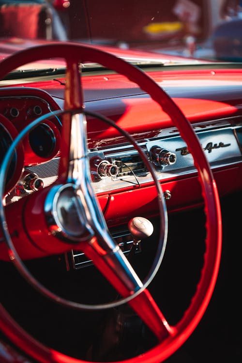 Fotobanka s bezplatnými fotkami na tému auto, červená palubná doska, červený volant