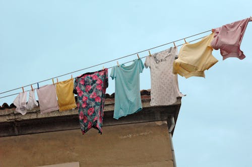 Základová fotografie zdarma na téma kolíček na prádlo, modrá obloha, oblečení