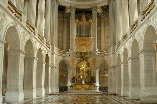 Free Intricate architecture of the Royal Chapel at Versailles featuring grand columns and golden decor. Stock Photo