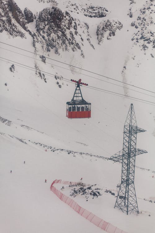 Bezpłatne Darmowe zdjęcie z galerii z kolejka linowa, pionowy strzał, pokryte śniegiem Zdjęcie z galerii