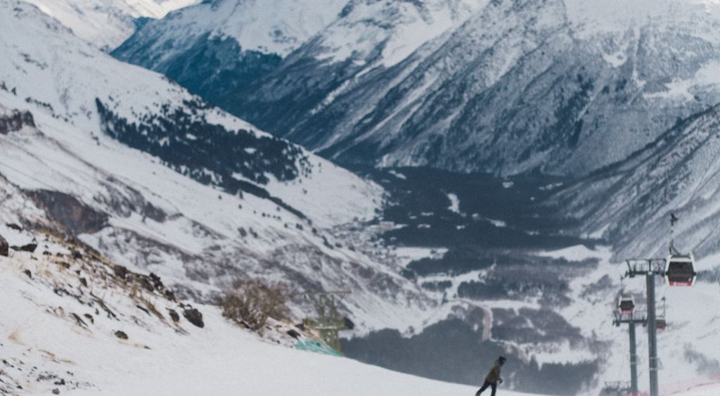 Snowboarder bereiten sich am verschneiten Berg vor