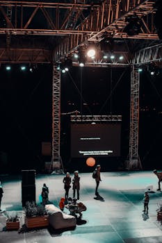 充满活力的夜间舞台上，人群、灯光和投影屏幕共同营造出活泼的氛围