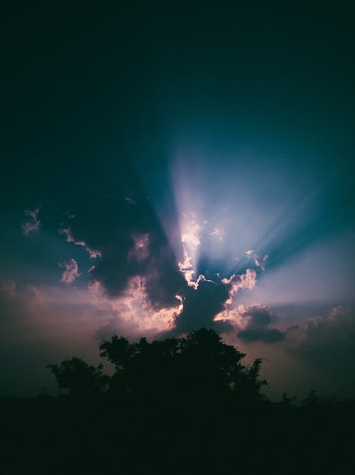 Free Sun Rays and Clouds in the Sky Stock Photo