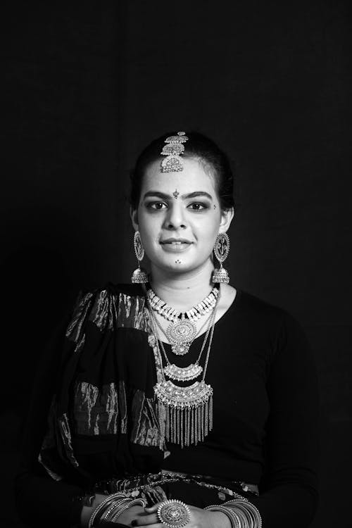 Gratis lagerfoto af gråtoneskala, halskæde, indisk kvinde