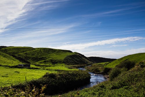 Kostenloses Stock Foto zu bach, berg, blauer himmel