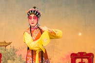 文化节期间，一位妆容鲜艳、身着中国传统戏剧服装的女演员