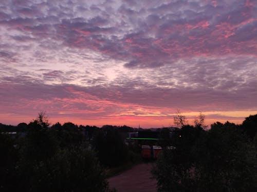 Foto profissional grátis de anoitecer, céu alaranjado, pôr do sol