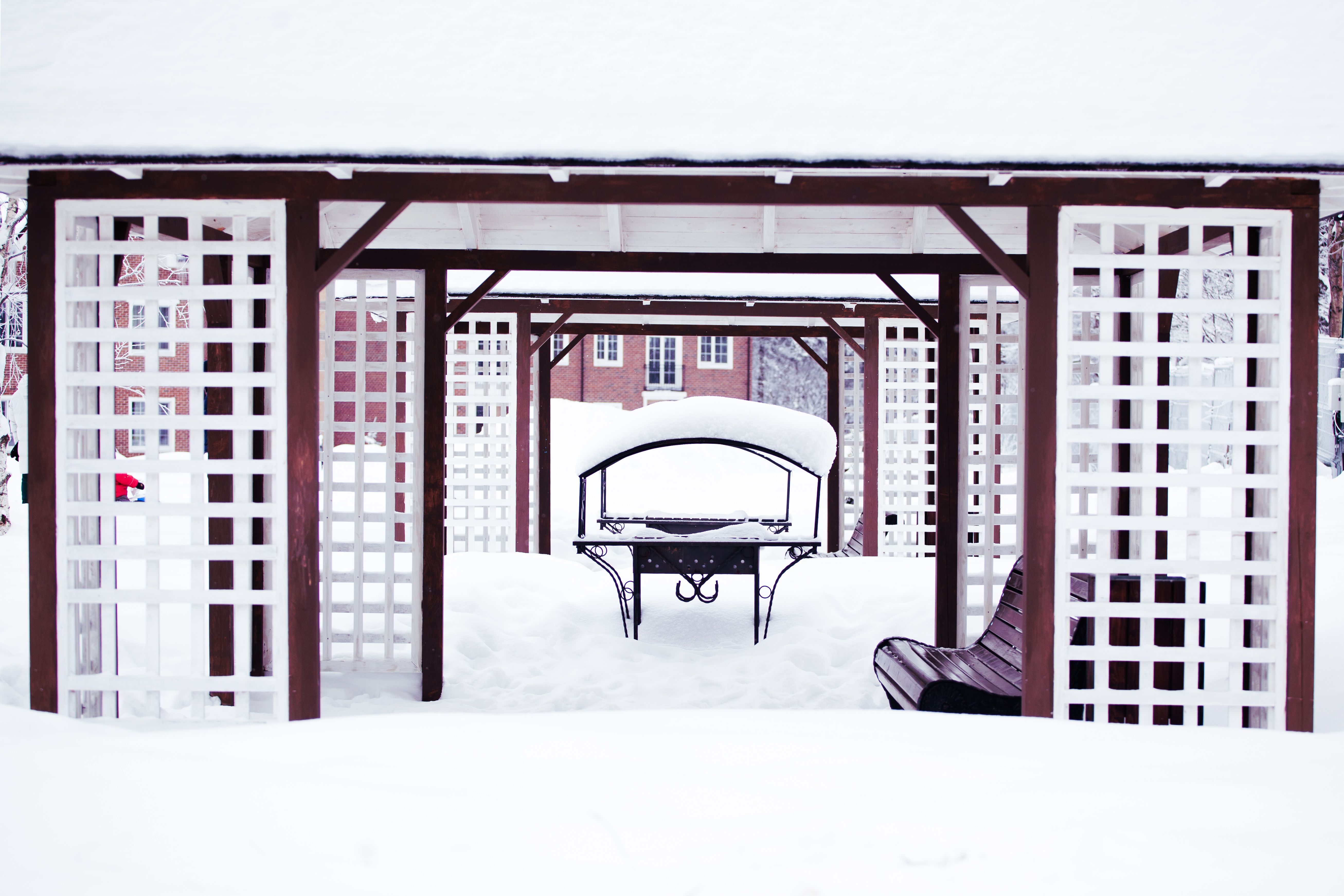 Uma estrutura de madeira sob neve, criada para momentos de convivência ao ar livre em um ambiente de inverno.