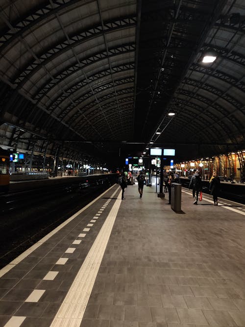 Foto profissional grátis de andando, estação de trem, noite
