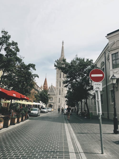 Foto stok gratis gereja, jalan aspal, manusia