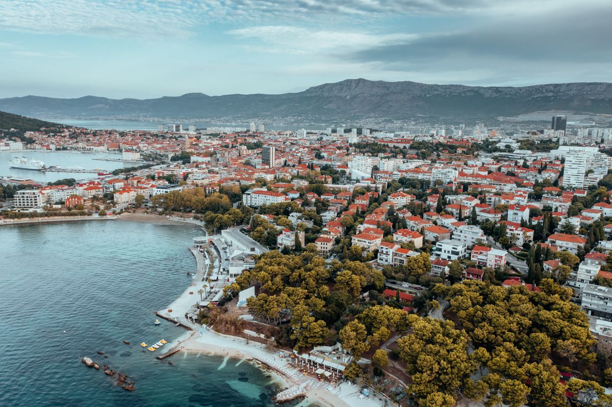 Žnjan Split - vedere aeriană spre coasta orașului