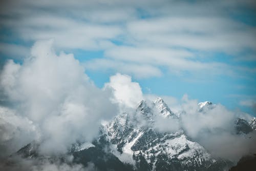 Montaña Cubierta De Nubes