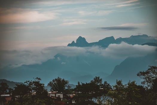 奥地利拉滕贝格的山村轮廓，在云雾缭绕的群山中若隐若现