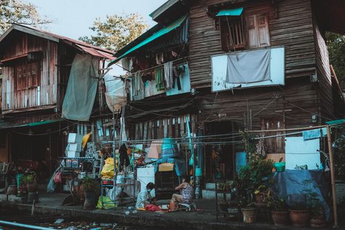 Free Rustic wooden houses in a Bangkok suburb, capturing daily life in a vibrant community setting. Stock Photo