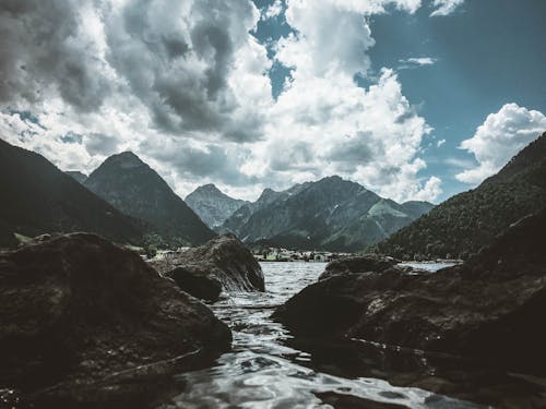 Free Mountain Under Cloudy Sky Stock Photo