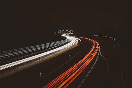 бесплатная Замедленная съемка автомобилей на дороге в ночное время Стоковое фото