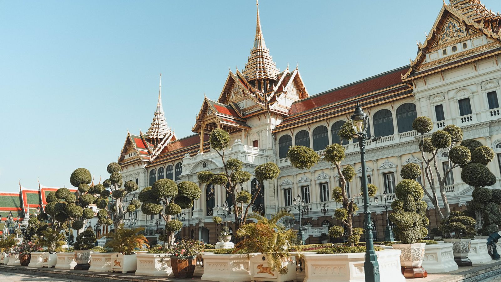 Elegant view of Chakri Maha Prasat Throne Hall, a landmark in Bangkok, Thailand.