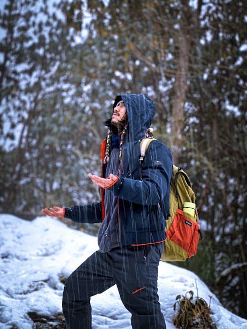下雪, 亞洲人, 低角度拍攝 的 免费素材图片