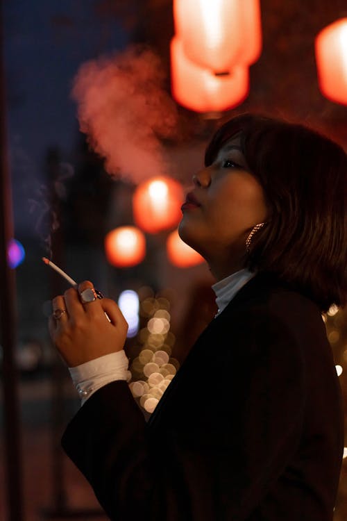 Foto d'estoc gratuïta de asiàtica, black blazer, cigarret