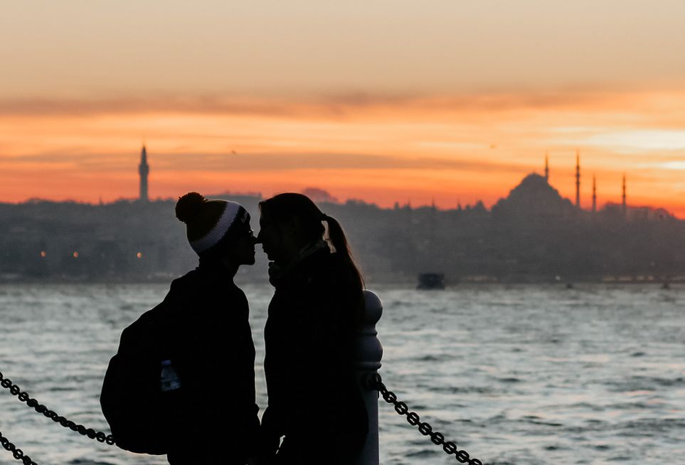 Online dating: starting a conversation on a niche platform
