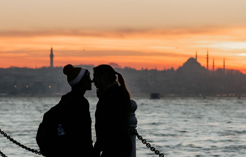 Online dating: starting a conversation on a niche platform