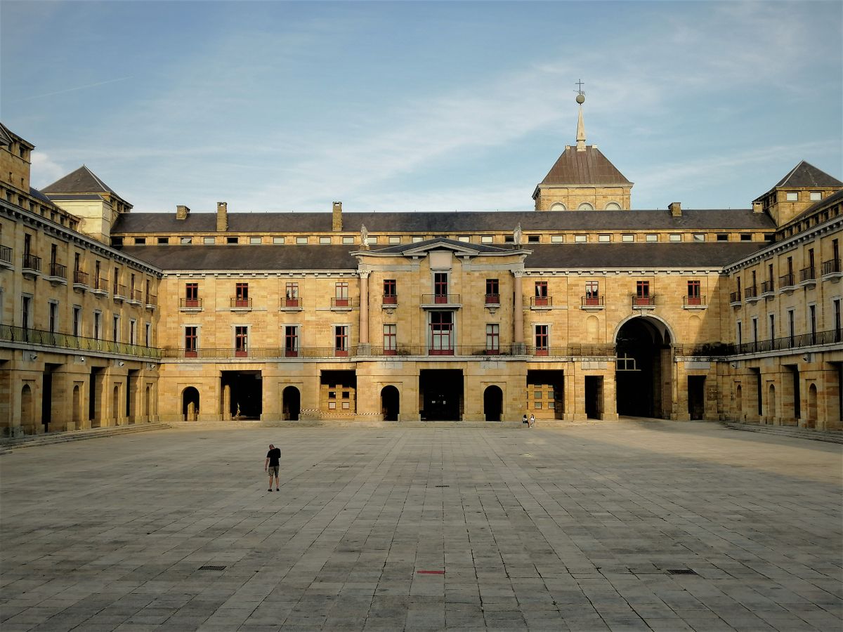 Curtea interioară a complexului Laboral din Gijón