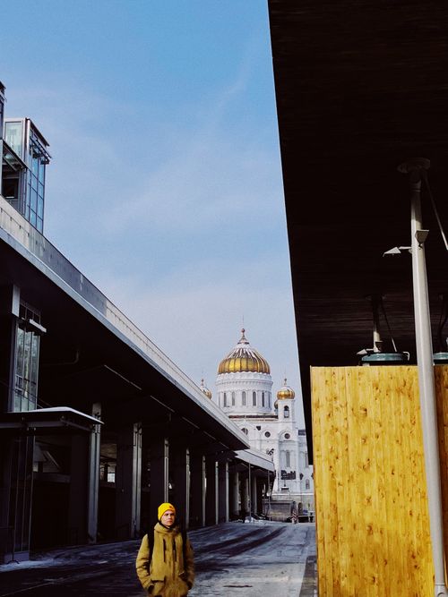 Free Urban Moscow street with a view of a cathedral dome under a clear blue sky. Stock Photo