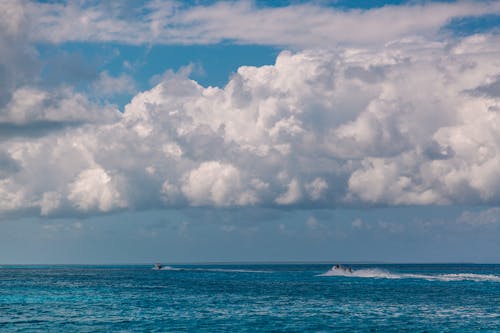 Ingyenes stockfotó csónakok, fehér felhők, hullámok témában