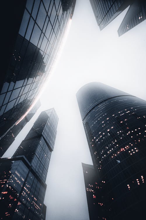 Fotos de stock gratuitas de cielo blanco, diseño arquitectónico, edificios de vidrio