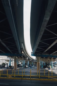 白天拍摄的现代城市立交桥下方有车辆和交通