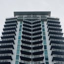 当代摩天大楼通过玻璃幕墙和阳台，展现出城市建筑的优雅